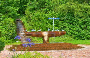 Der Taubenbrunnen im Süden von Thannhausen lädt zu einer Verschnaufpause ein.