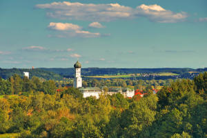 "Spätsommer im Mindeltal". Blick von den Oberrohrer Anhöhen nach Ursberg, links sind die Mühle und der Kirchturm von Burg und rechts im Hintergrund Teile von Balzhausen zu erkennen.